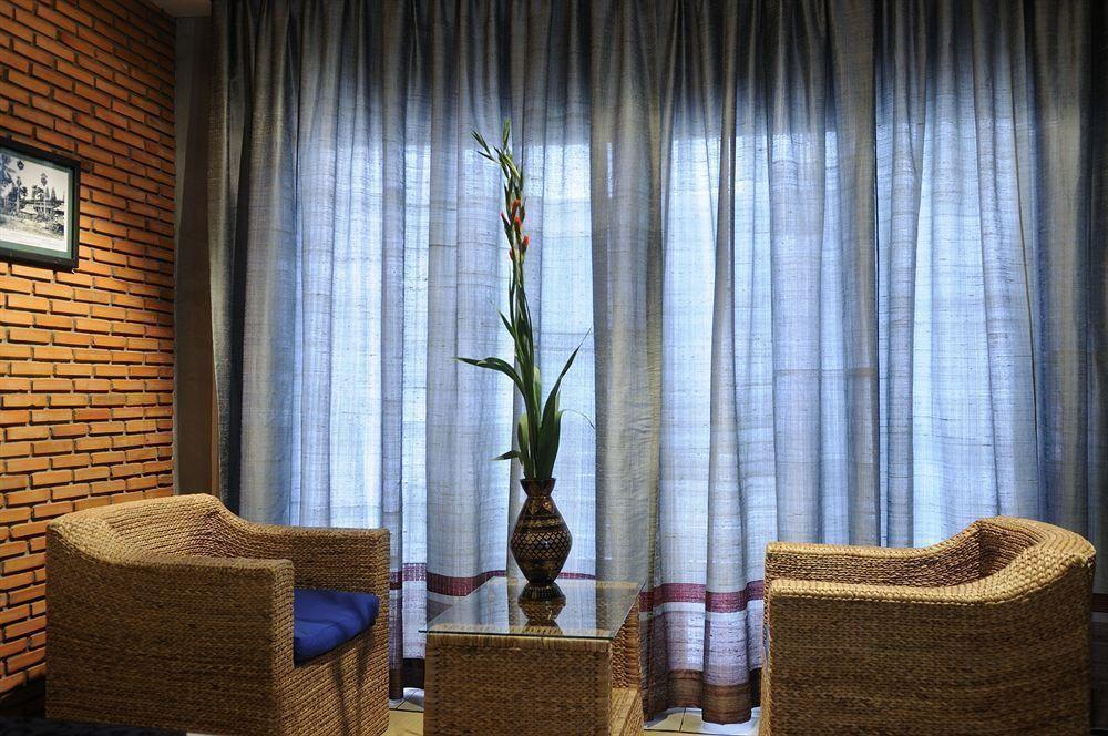 Frangipani Fine Arts Hotel Пномпень Интерьер фото